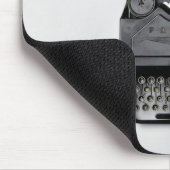 古く黒くクラシックなヴィンテージのタイプライター マウスパッド (コーナー)