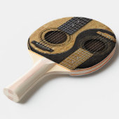 古く、擦り切れたなアコースティックギターの陰陽 卓球ラケット (正面アングル)