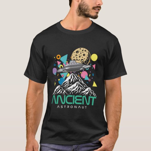 古代おもしろい宇宙飛行士山脈Ufo惑星 Tシャツ (正面)