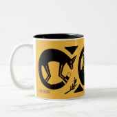 古代のキツネと花のインディアン黄色のマグカップ ツートーンマグカップ (左)