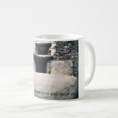 古代のスパイラルアートシンボル、アイルランドのニューグランジ。 コーヒーマグカップ (正面右)