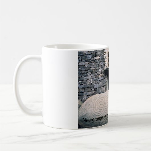 古代のスパイラルアートシンボル、アイルランドのニューグランジ。 コーヒーマグカップ (左)