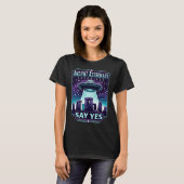 古代の宇宙飛行士の快適 – SayYesUFO Tシャツ (正面フル)