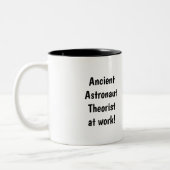 古代の宇宙飛行士の理論家 ツートーンマグカップ (左)