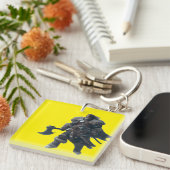 古代の斧を持つ獰猛な野蛮な戦士 キーホルダー (正面右)