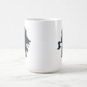 古代の斧を持つ獰猛な野蛮な戦士 コーヒーマグカップ (中央)