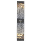 古代の森で燃えているユール(キリスト降誕祭)ログ ミディアムテーブルランナー (正面)