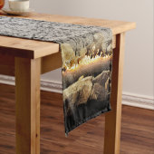 古代の森で燃えているユール(キリスト降誕祭)ログ ミディアムテーブルランナー (インサイチュ)