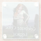 古代の石の前でポーズをとるケルト人の女性 ガラスコースター (裏面)