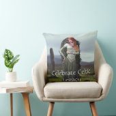 古代の石の前でポーズをとるケルト人の女性 クッション (椅子)