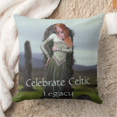 古代の石の前でポーズをとるケルト人の女性 クッション (ブランケット)