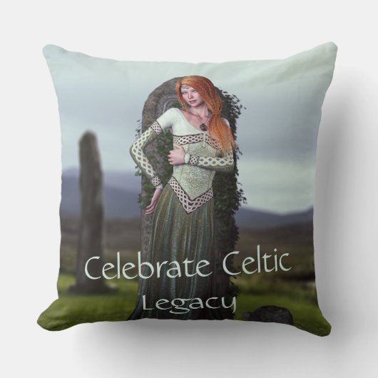 古代の石の前でポーズをとるケルト人の女性 クッション (正面)