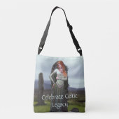 古代の石の前でポーズをとるケルト人の女性 クロスボディバッグ (裏面)