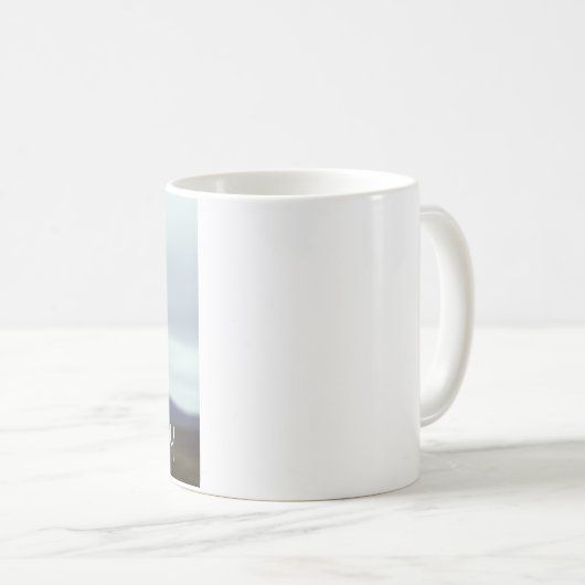 古代の石の前でポーズをとるケルト人の女性 コーヒーマグカップ (正面右)