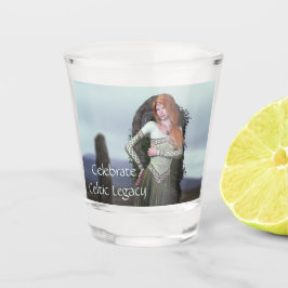 古代の石の前でポーズをとるケルト人の女性 ショットグラス