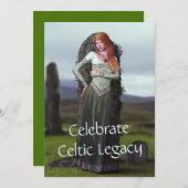古代の石の前でポーズをとるケルト人の女性 シーズンカード (正面/裏面)