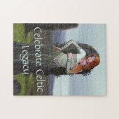 古代の石の前でポーズをとるケルト人の女性 ジグソーパズル (横)