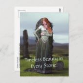 古代の石の前でポーズをとるケルト人の女性 ポストカード (正面/裏面)