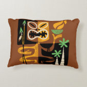 古代の部族の儀式:火と槍を持つ人 アクセントクッション (裏面)