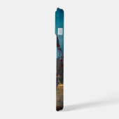 古代の風景の中の未来的ロボット iPhone 15ケース (左側面)