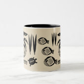 古代の鳥、亀、草、水の入ったクリーム ツートーンマグカップ (中央)