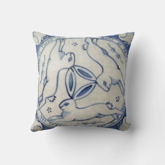 古代ウサギのトリオ、青と白のタイル枕 クッション (裏面)