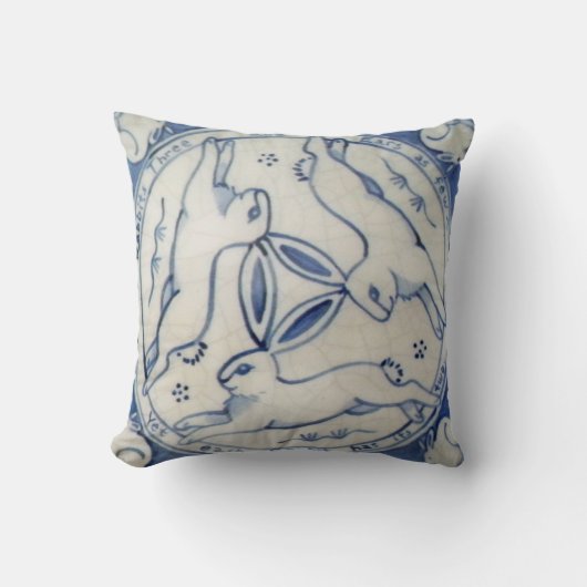 古代ウサギのトリオ、青と白のタイル枕 クッション (正面)