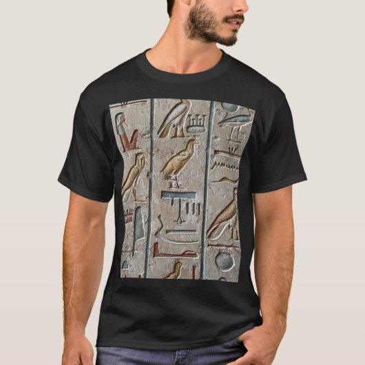 古代エジプトのファラオ ヒエログリフ 彫刻 テキスト Tシャツ (正面)