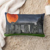 古代ストーンヘンジ&神秘的な赤い満月 ランバークッション (ブランケット)