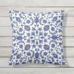 古代ハンドメイドのトルコの花柄のタイルパターン クッション<br><div class="desc">美しい古代ハンドメイドの青いトルコの花柄のタイルパターン東の東洋のアクセントの屋外の装飾的な枕。 イメージはイスタンブールトルコのRustempasaのモスクで見つけました</div>
