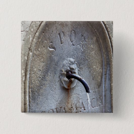 古代ローマの公共の噴水 缶バッジ (正面)