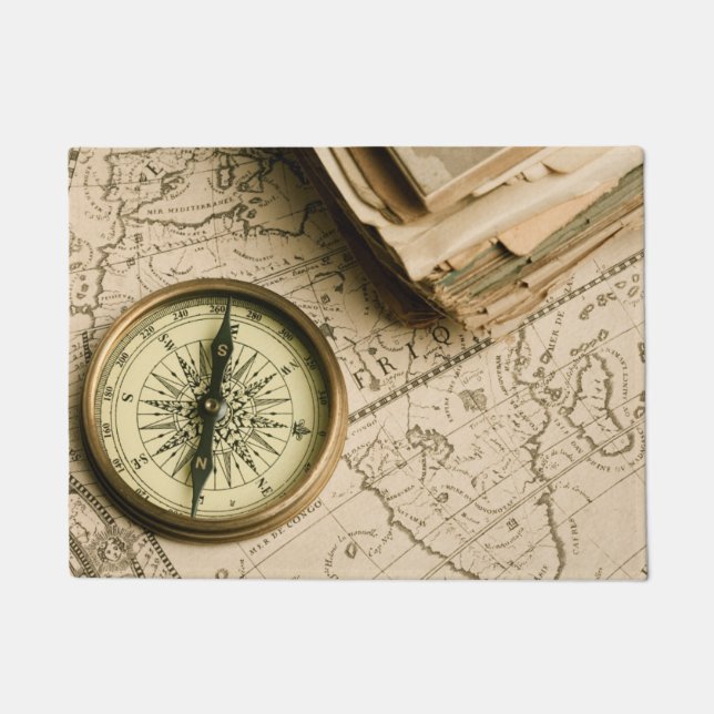 古代地図上の古いコンパス ドアマット (正面)