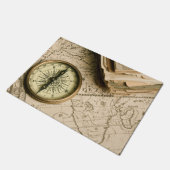 古代地図上の古いコンパス ドアマット (アングル)