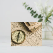 古代地図上の古いコンパス ポストカード (スタンド正面)