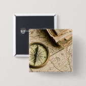 古代地図上の古いコンパス 缶バッジ (正面&裏面)