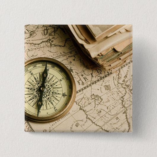 古代地図上の古いコンパス 缶バッジ (正面)