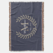古典的なTaupe Laurelsモノグラム+姓 スローブランケット (正面縦)