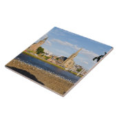 古風なインバーネスの街のスカイラインと川 タイル (側面)