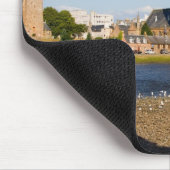 古風なインバーネスの街のスカイラインと川 マウスパッド (コーナー)