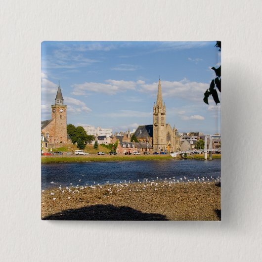 古風なインバーネスの街のスカイラインと川 缶バッジ (正面)