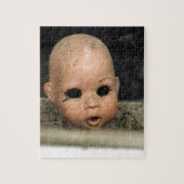 叫びのベビーのヴィンテージの人形の頭部の汚れた窓 ジグソーパズル (縦)