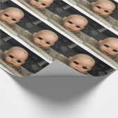 叫びのベビーのヴィンテージの人形の頭部の汚れた窓 ラッピングペーパー (角)