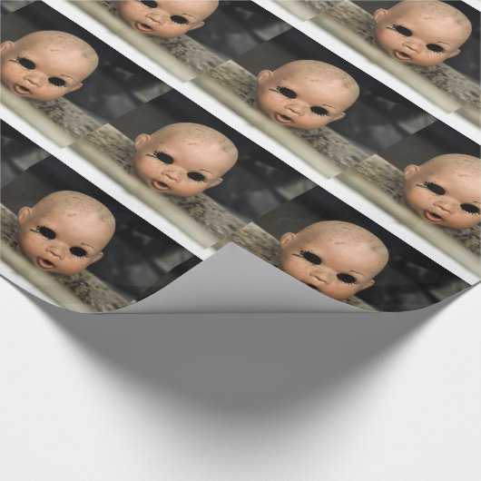 叫びのベビーのヴィンテージの人形の頭部の汚れた窓 ラッピングペーパー (角)