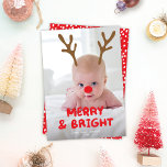 可動/編集可能〔雄ジカの〕枝角赤い鼻フォトクリスマス シーズンカード<br><div class="desc">**デザインヒント： 「クリックデザインツールを使用して編集」でデザイン要素を移動/サイズ変更する。**このおもしろいホリデーのフォトカードは赤い鼻と〔雄ジカの〕枝角を持つ垂直の写真を備えもし、あなたの写真を収容するために可動およびサイズ変更可能である。フロントのあいさつ読つき「メリー&ブライト」。背中には手のひら模様赤と白が付いている。背面に別の写真や追加の文字を追加することもできます。</div>