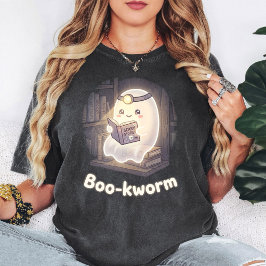 可愛いおばけの本の虫がホラー本を読んでいる Tシャツ