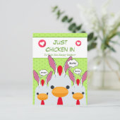 可愛いおもしろいジャストチキンインバニー耳ハッピーイースター シーズンポストカード (スタンド正面)