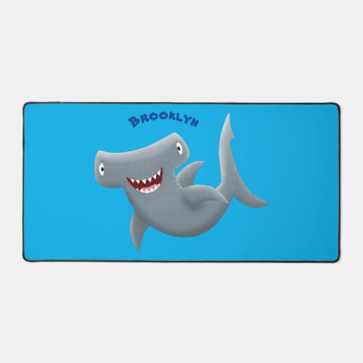 可愛いおもしろいハンマーヘッドシャーク漫画 デスクマット (正面)