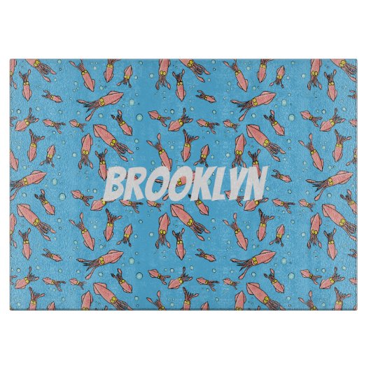 可愛いおもしろいピンクのイカ漫画 カッティングボード (正面)