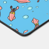 可愛いおもしろいピンクのイカ漫画 デスクマット (コーナー)