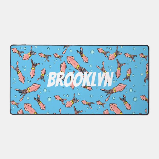 可愛いおもしろいピンクのイカ漫画 デスクマット (正面)